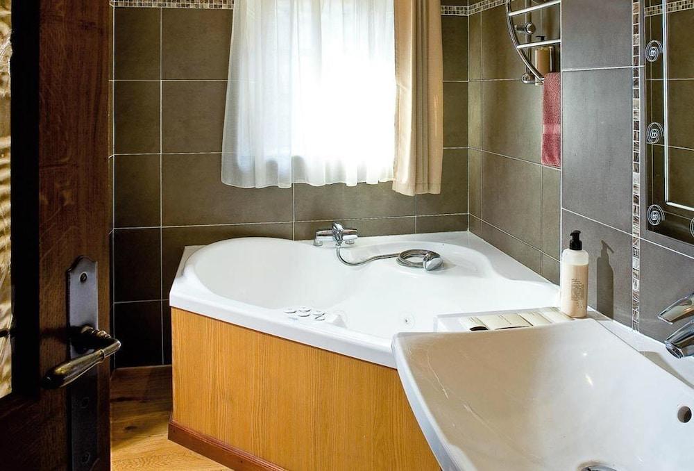 Hotel Les Remparts Мирпуа Экстерьер фото