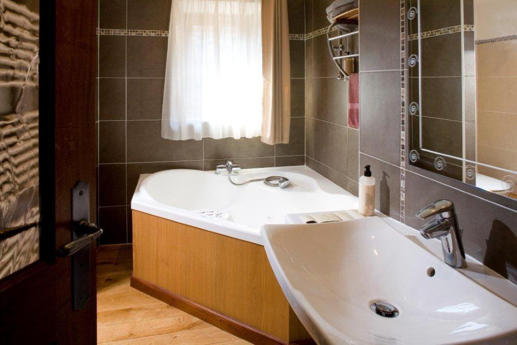 Hotel Les Remparts Мирпуа Номер фото
