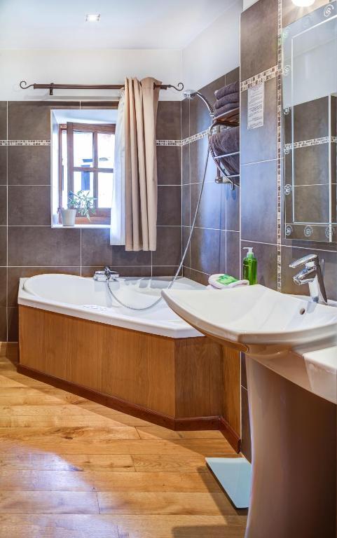 Hotel Les Remparts Мирпуа Номер фото