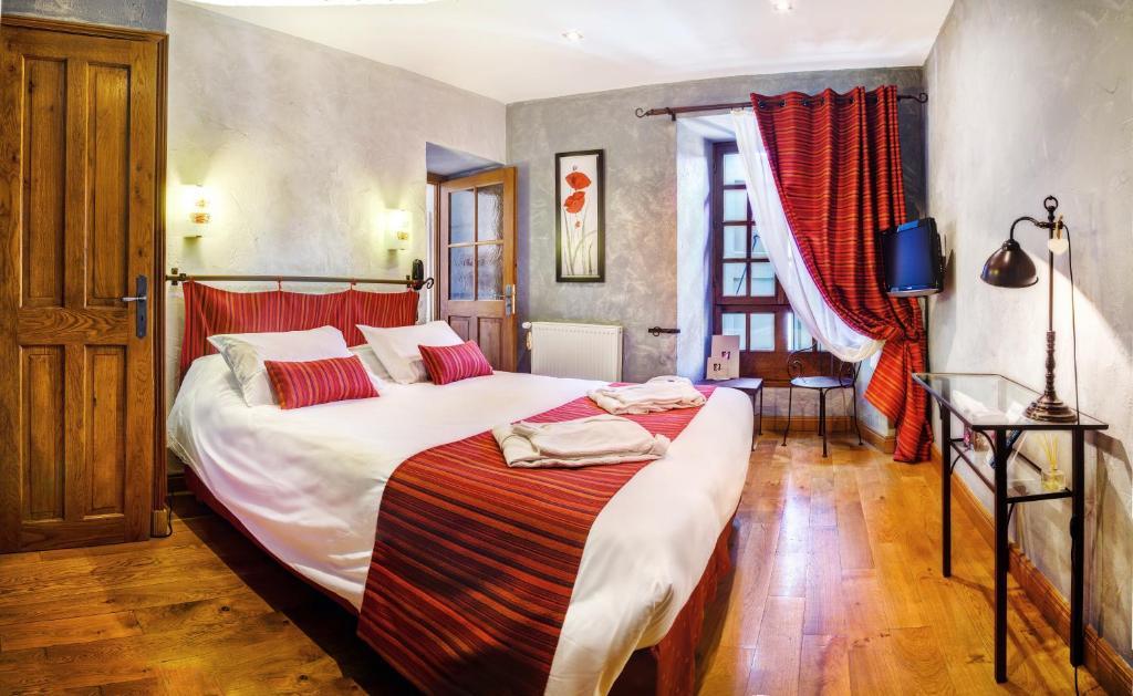 Hotel Les Remparts Мирпуа Номер фото