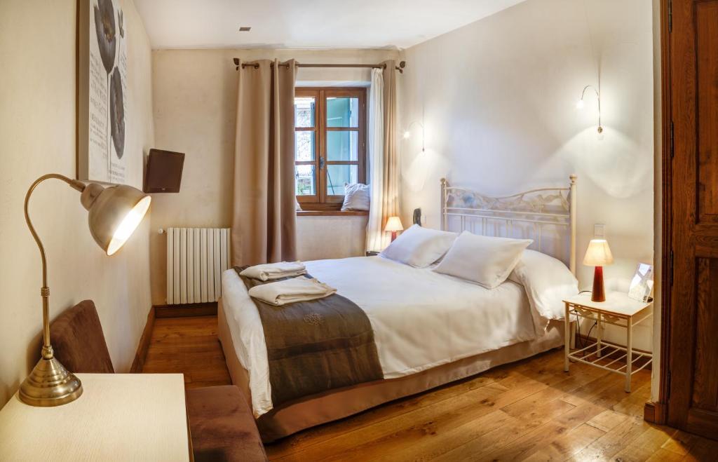 Hotel Les Remparts Мирпуа Номер фото
