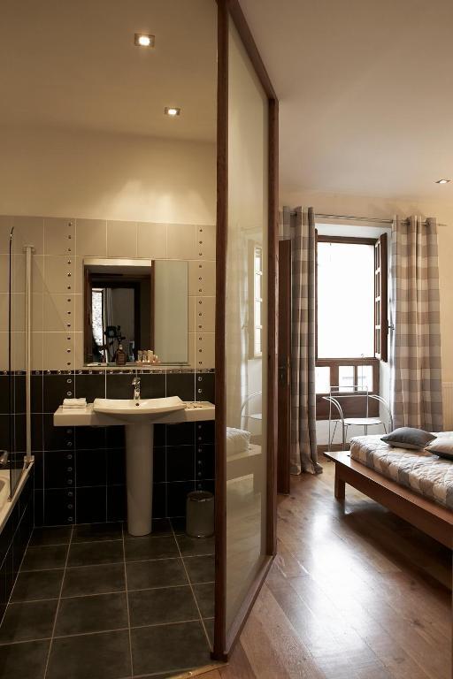 Hotel Les Remparts Мирпуа Экстерьер фото